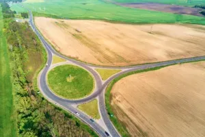 Luftaufnahme eines Kreisverkehrs inmitten von Feldern